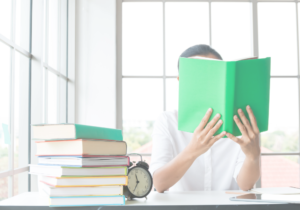 Slider accueil homme fenêtre lecture livres